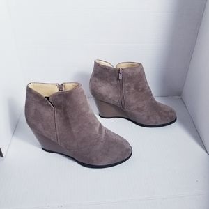 WEDGE ANKLE BOOT WITH ZIPPERS ON INNER SIDE GRAYISH BROWN SIZE 39 US SIZE 8